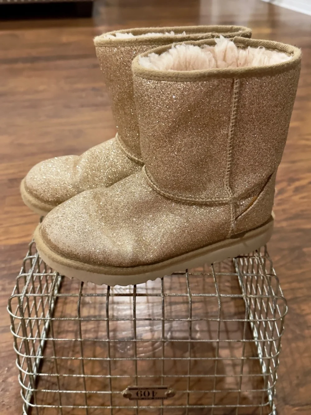 Girls Ugg Gold Glitter Classic Short Boots, Size 3